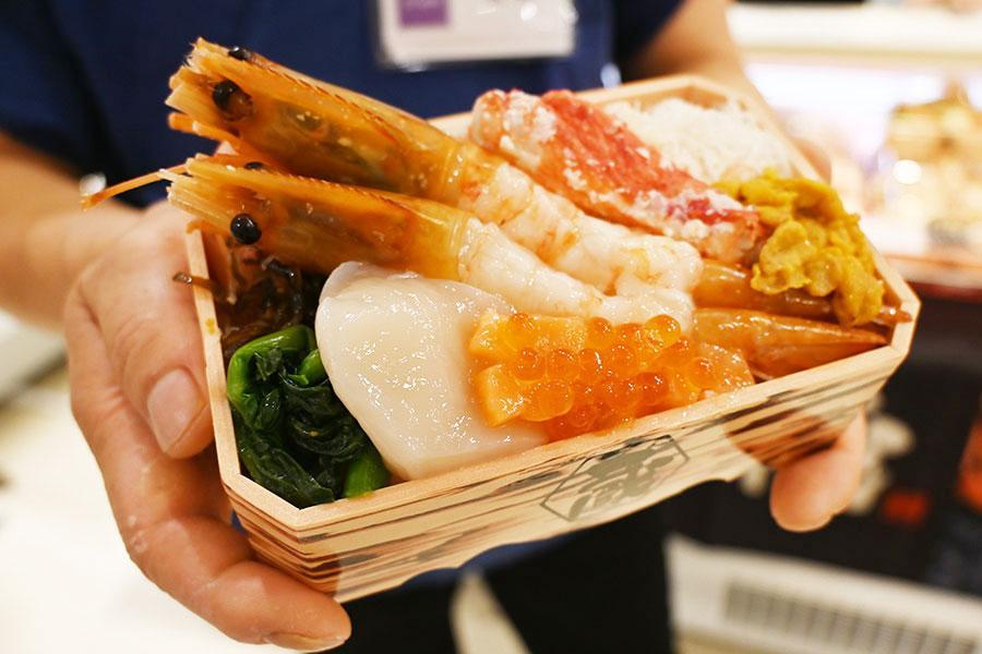 　札幌・蔵の「特盛ボタン海老豪快弁当」（２７５４円）など、新鮮な海鮮が楽しめる弁当が勢揃い
