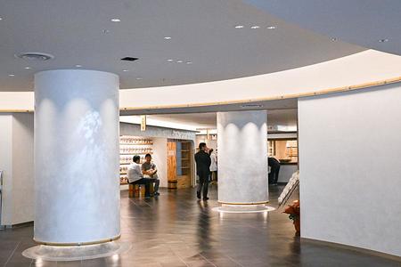 白を基調に、曲線を描いたモダンなフロアデザイン