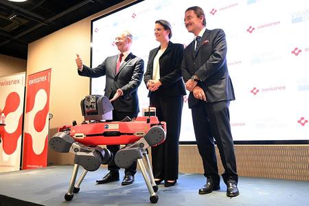 手前から、アンドレアス・バオム駐日スイス大使、マルティナ・ヒラヤマ長官、フェリックス・メスナー在大阪スイス領事（9月30日・大阪市内）