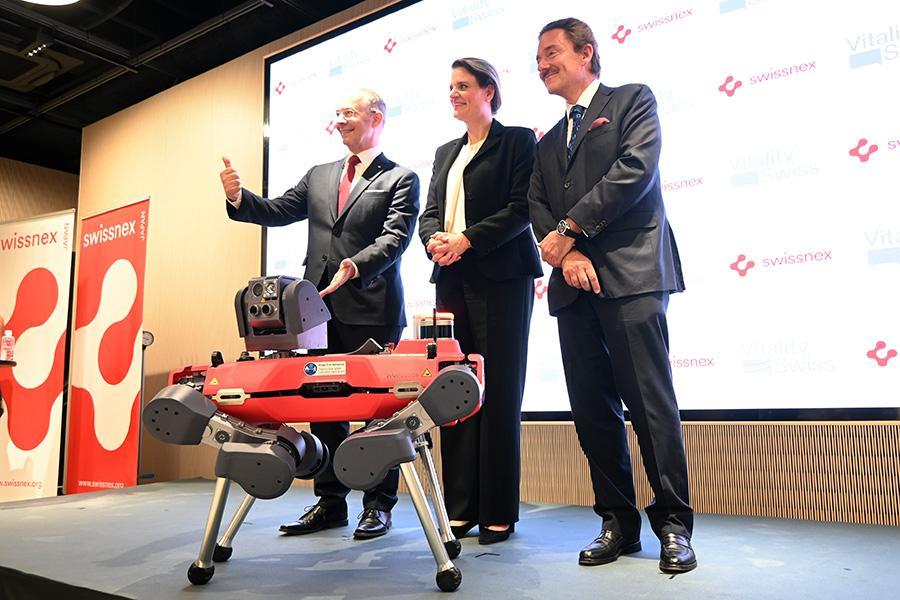 手前から、アンドレアス・バオム駐日スイス大使、マルティナ・ヒラヤマ長官、フェリックス・メスナー在大阪スイス領事（9月30日・大阪市内）