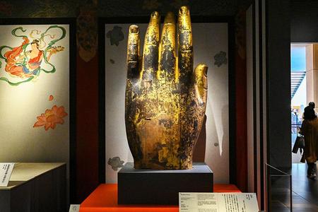 　展覧会初出品となる全長2mを超える巨大な『仏手』。同寺旧本尊の大きさをよく表す遺例　