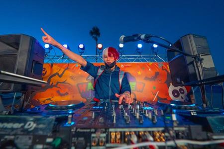 本格コスプレでアニソンを披露するDJたち