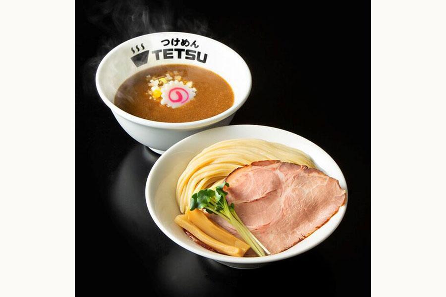 コクと旨みたっぷりのトリプルスープが味わえる「TETSUつけめん」（902円）