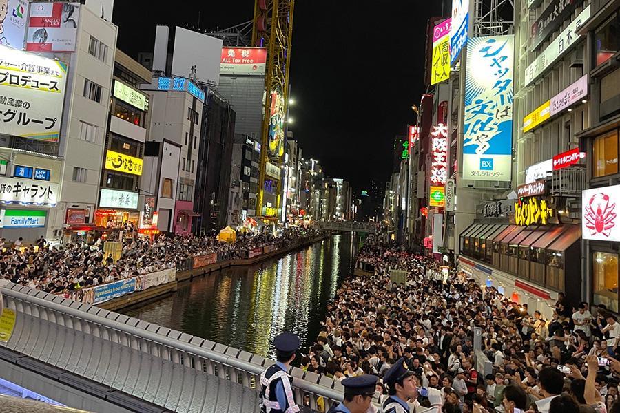 阪神優勝の瞬間、人で溢れかえる道頓堀川の遊歩道「とんぼりリバーウォーク」（9月14日・大阪市内）