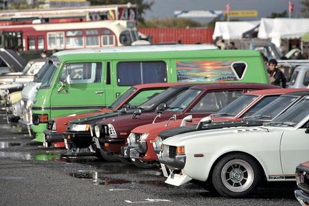 　「四輪車両展示エリア」の「昭和レトロカーエリア」。１９８０年以前にデビューしたレトロカーが勢揃いする