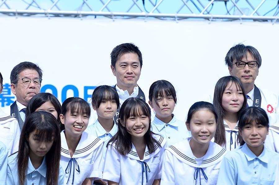 　『もうすぐ万博開幕５００日前！ＥＸＰＯ　ＦＥＳ！』のオープニングステージに参加した吉村洋文知事ら（１０月２１日・万博記念公園）