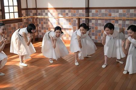 　輪になって声を合わせるスズ子（趣里）たち（Ｃ）ＮＨＫ