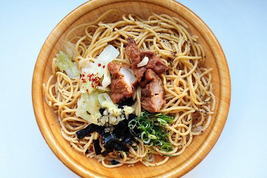 　現在「ファミリーマート」で販売されている「唐揚げとにんにく背脂醤油パスタ」（５５０円）