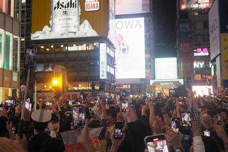 　３８年ぶりの日本一に熱狂する、大阪「戎橋」に集結した阪神ファン（１１月５日・大阪市内）