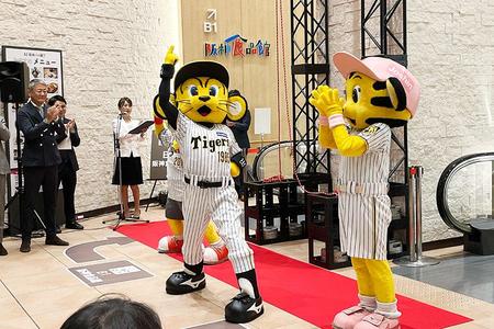 　阪神タイガースのマスコットキャラクター「トラッキー」「ラッキー」「キー太」が阪神梅田本店に登場（１１月６日・大阪市内）