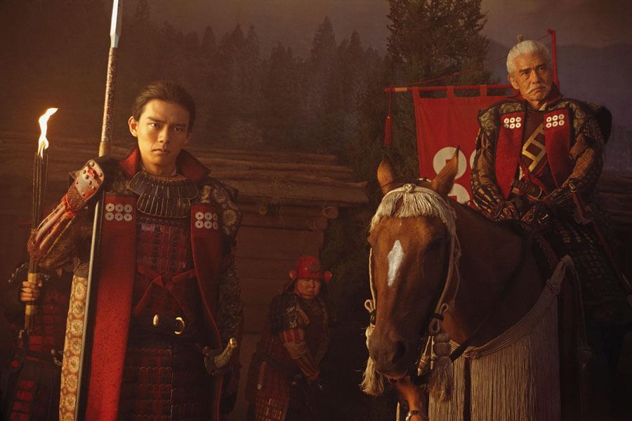 　【どうする家康】第４２回より、制圧を企てて沼田城を訪れるも稲に追い返される真田昌幸（佐藤浩市）と信繁（日向亘）©ＮＨＫ