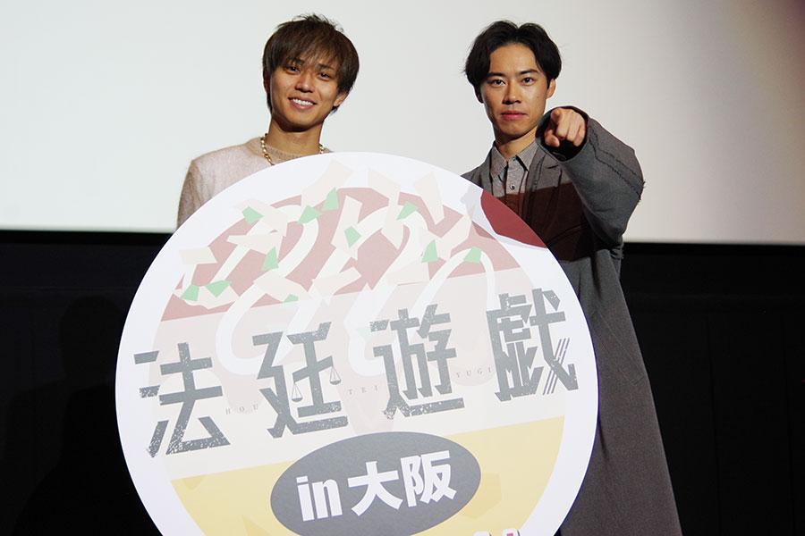 映画『法廷遊戯』の舞台挨拶に登壇した永瀬廉（左）、戸塚純貴（12日・大阪市内）