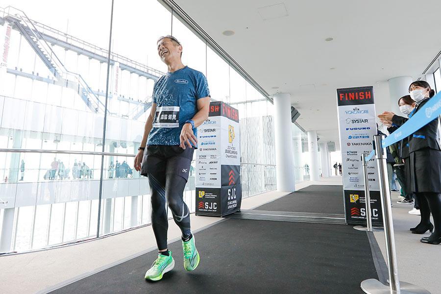 　６０階を上りきった、ゴール後の森脇健児