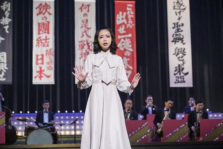 演出の規則を守って歌うスズ子（趣里）（Ｃ）ＮＨＫ