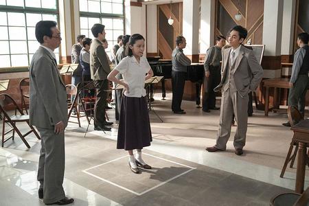 困惑するスズ子。写真左から辛島部長（安井順平）、スズ子（趣里）、羽鳥（草彅剛）（Ｃ）ＮＨＫ