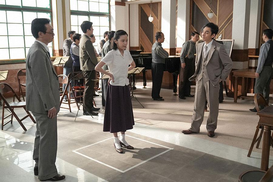 困惑するスズ子。写真左から辛島部長（安井順平）、スズ子（趣里）、羽鳥（草彅剛）（Ｃ）ＮＨＫ