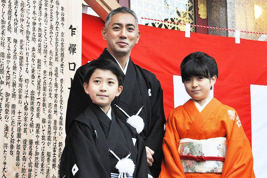 「京都南座」でおこなわれた冬の風物詩「まねき上げ」に参加した、市川團十郎白猿、市川新之助、市川ぼたん（１１月２６日・京都市内）