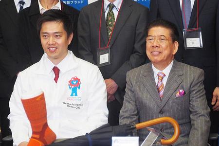 　「大阪製ブランド」のアンバサダー就任式に登壇した左から吉村知事、西川きよし（１１月２８日・大阪市内）