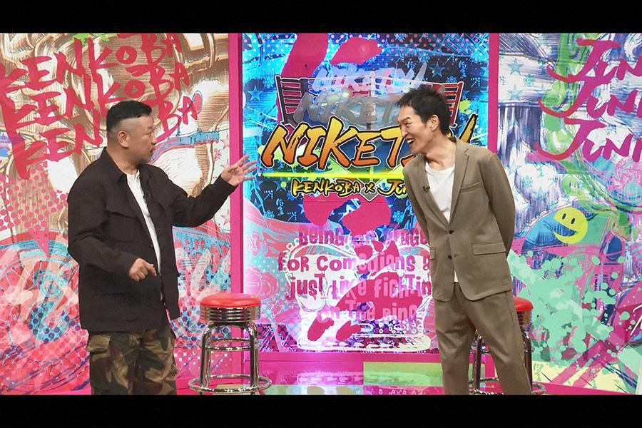 　読売テレビ『にけつッ！！』より、ケンドーコバヤシ（左）と千原ジュニア ©ｙｔｖ