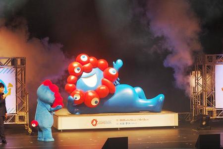 総重量1トン超えの巨大ミャクミャクモニュメント（11月30日・大阪市内）