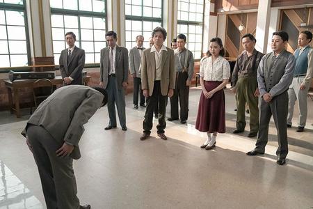 辛島部長（安井順平）から解散を知らされるスズ子（趣里）たち(C)NHK