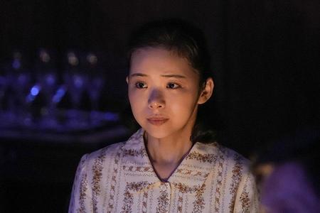 りつ子のステージを見つめるスズ子（趣里）(C)NHK