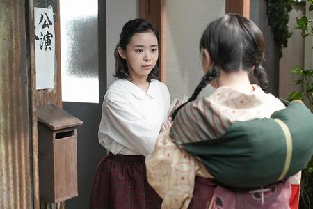 　事務所を訪ねてきた小夜（富田望生）と鉢合わせるスズ子（趣里）©ＮＨＫ