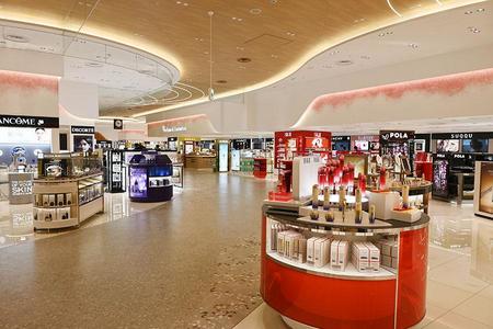 日本の国際空港として最大規模となるウォークスルー型の免税店。桜など日本らしさが感じられる空間となっている
