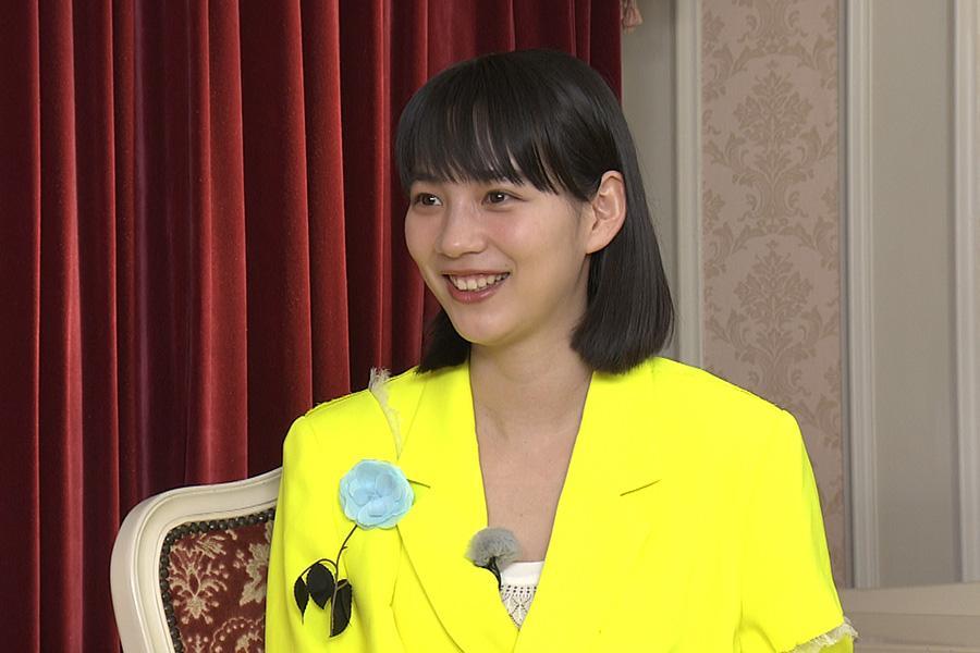 近田雄一アナからのインタビューに応えるのん (C)NHK