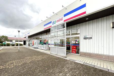 1988年のオープン以来、地域住民の暮らしを支える「コープミニ月が丘店」（2023年12月・兵庫県神戸市）
