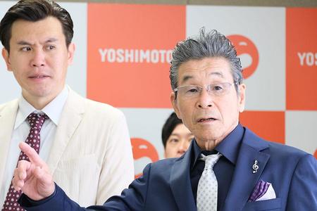 　２０２３年の「吉本新喜劇」を振りかえった間寛平（右）と、「九州新喜劇」のリーダーに任命された安井政史