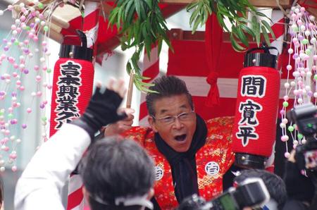 南海難波駅前を行進し、身振り手振りで行進を盛り上げる間寛平（1月10日・大阪市内）