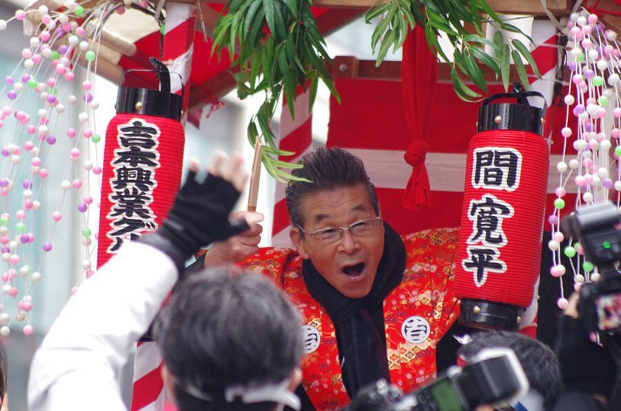 南海難波駅前を行進し、身振り手振りで行進を盛り上げる間寛平（1月10日・大阪市内）