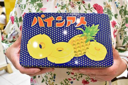 　再販されることとなった『復刻パインアメ缶』（写真は２０２３年８月のイベントでの様子）