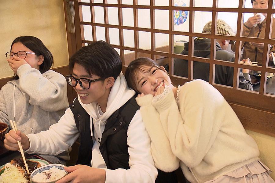 　「相席食堂」で男性客の肩にもたれかかる松村沙友理©ＡＢＣテレビ