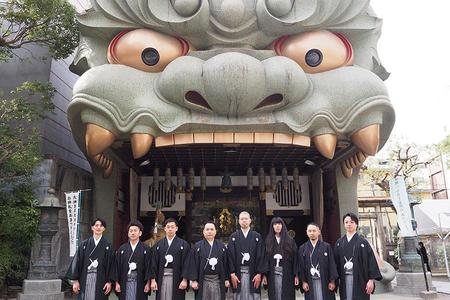 　会見は昨今外国人観光客に人気の「難波八坂神社」でおこなわれた