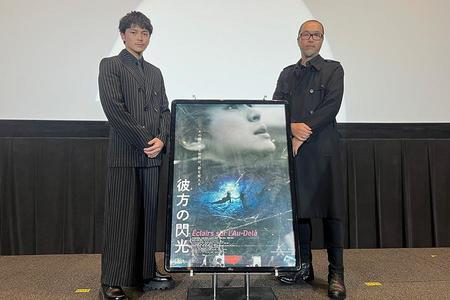 　映画『彼方の閃光』の舞台挨拶に登壇した主演の眞栄田郷敦（左）と半野喜弘監督（１月２８日・大阪市内）