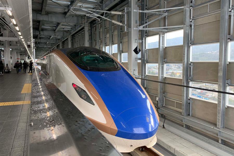 金沢から敦賀まで延伸する北陸新幹線の車両Ｗ7系（2月1日・敦賀駅）