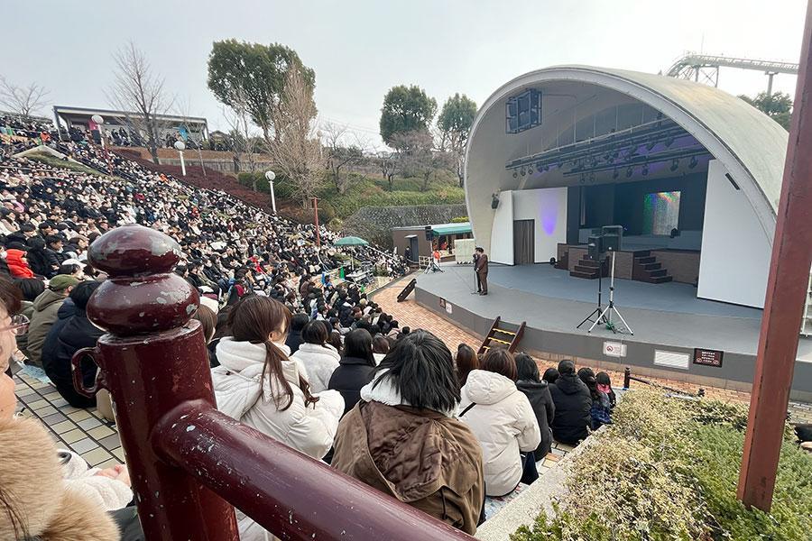 イベントの1.2部合わせて約6500人が来場、舞台にたつ令和ロマン（2月11日・大阪市内）