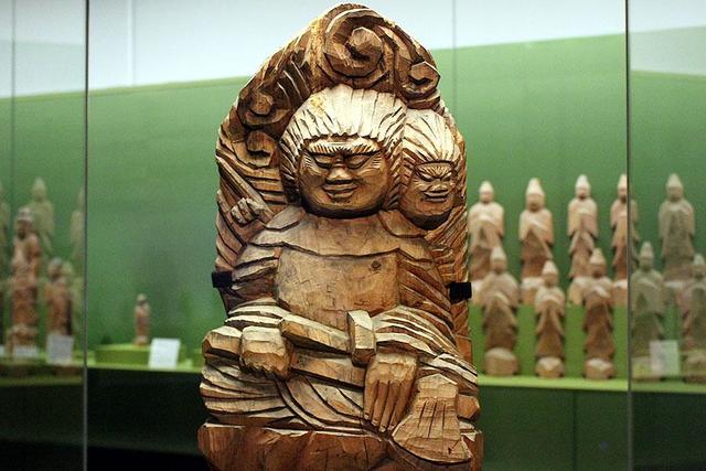 江戸時代から現代へ…ダイナミックな仏像「円空仏」、約160体が大阪