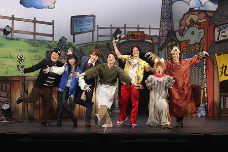 ふぉ～ゆ～が主演を務める舞台『隅田川ヤングロード物語2～嗚呼！青春はマサラの香り！～』の劇中写真より