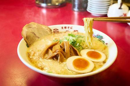 　初登場、熊本「支那そば北熊（ほくゆう）」 味玉入り北熊ラーメン（１杯・１１０１円）