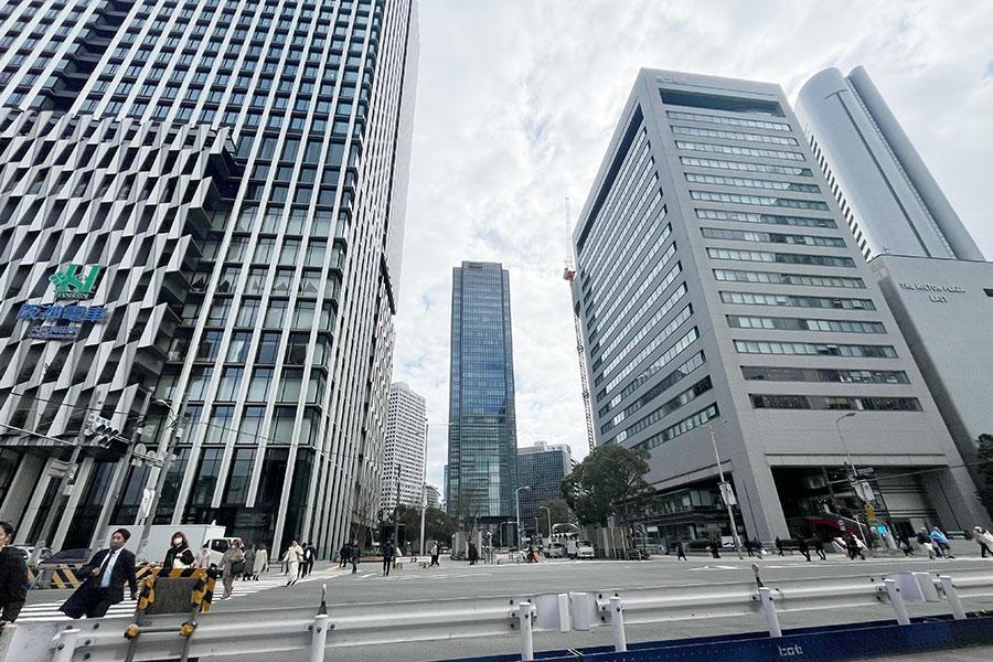 　たくさんのビルが建ち並ぶ大阪・梅田。「梅田ＤＴタワー」は写真中央