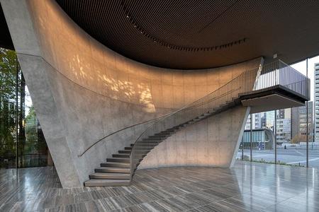 リニューアルした「大阪市立東洋陶磁美術館」のエントランス・階段（C）岡本公二
