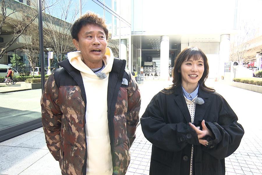 　１０年ぶりの共演となる浜田雅功（左）と松岡茉優　ⒸＭＢＳ