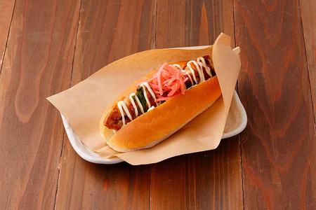 コッペパンに名物もも貴族焼を挟んだ「もも貴ドッグ」