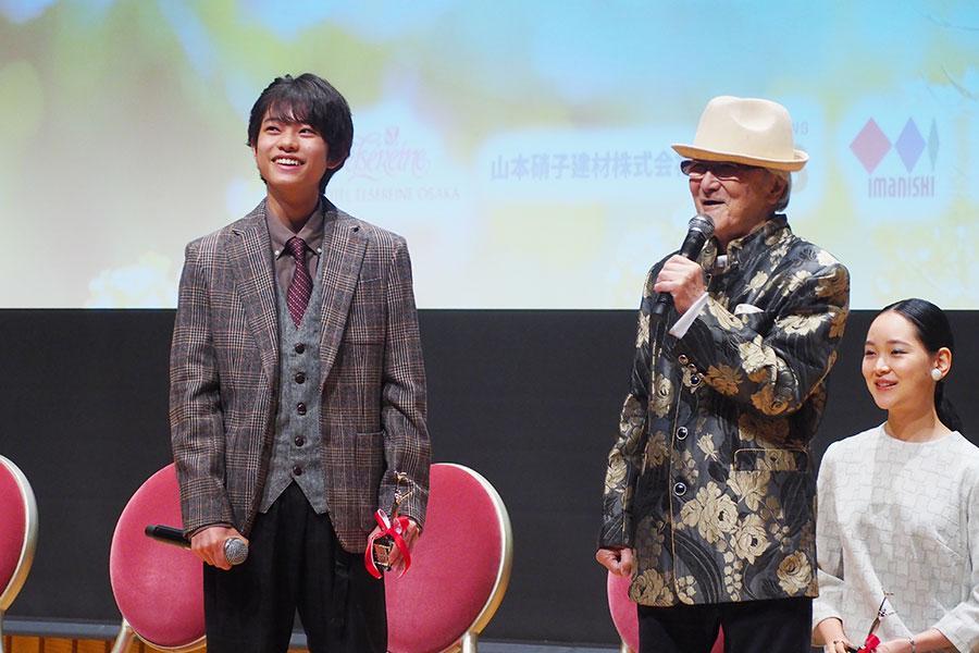 　『おおさかシネマフェスティバル　２０２４』で黒川想矢にムチャぶりする浜村淳（３月３日・大阪市内）