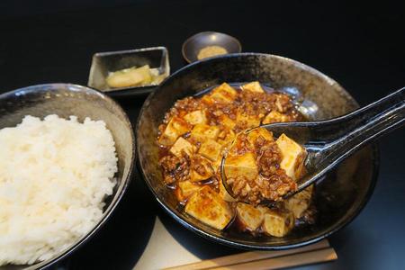 　「出張！極麻辣麻婆豆腐飯店」の「極麻辣麻婆豆腐定食」（５００円）