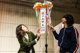 　ＦＭ８０２の公開収録に登場したクリープハイプの長谷川カオナシ（左）、尾崎世界観（３月２７日・大阪市内）写真提供：ＦＭ８０２
