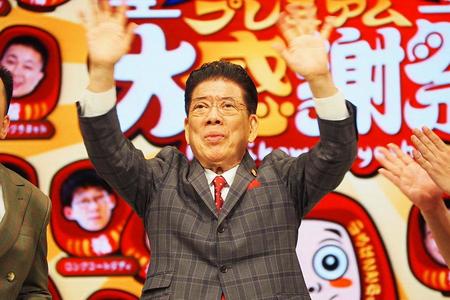 　お笑い芸人・西川きよし。記念公演の開演前には息子の新喜劇座員・西川忠志が館内アナウンスを担当。父母の初キスエピソードを「劇場の非常階段だったそうです」と明かしていた